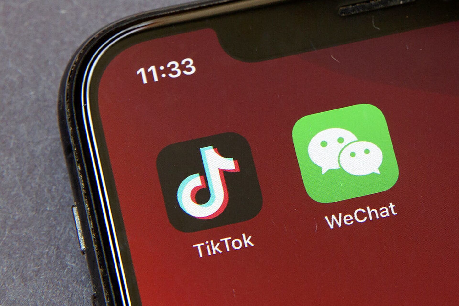 Ícones dos aplicativos TikTok e WeChat na tela de um smartphone em Pequim, China. Foto de arquivo - Sputnik Brasil, 1920, 30.06.2022