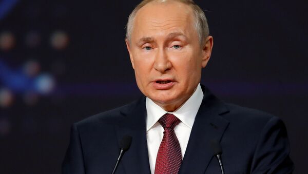 Vladimir Putin, presidente da Rússia, discursa no Fórum Econômico Internacional de São Petersburgo em São Petersburgo, Rússia, 4 de junho de 2021 - Sputnik Brasil