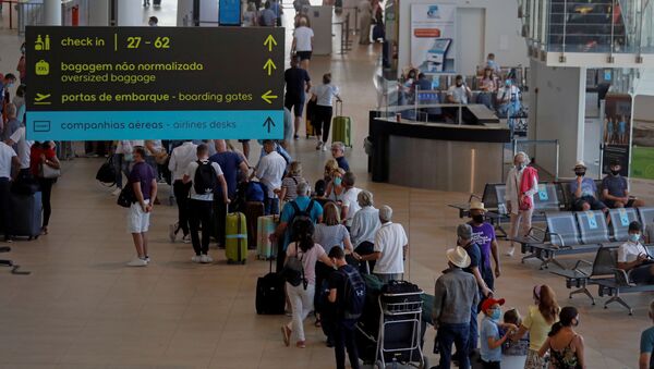 Turistas fazem fila no Aeroporto de Faro após o Reino Unido anunciar a retirada de Portugal da lista verde, em 6 de junho de 2021 - Sputnik Brasil