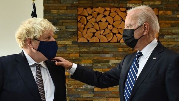 Primeiro-ministro britânico, Boris Johnson (E), e o presidente dos EUA, Joe Biden, durante reunião bilateral na Cornualha, Reino Unido, em 10 de junho de 2021 - Sputnik Brasil