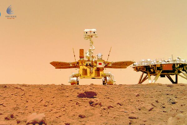 Rover chinês Zhurong e o módulo de pouso Tianwen 1 na superfície de Marte - Sputnik Brasil