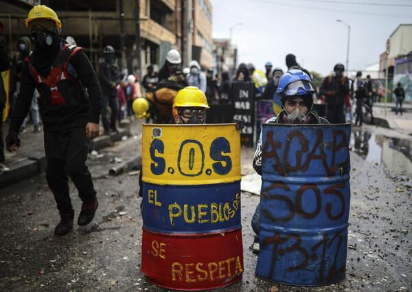 Manifestantes antigovernamentais se escondem atrás de escudos improvisados para protestar violência policial durante confrontos com a polícia em Bogotá, Colômbia, 9 de junho de 2021 - Sputnik Brasil