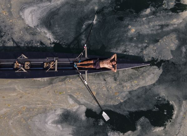 Homem relaxa em uma canoa na costa asiática de Istambul, Turquia, 8 de junho de 2021 - Sputnik Brasil
