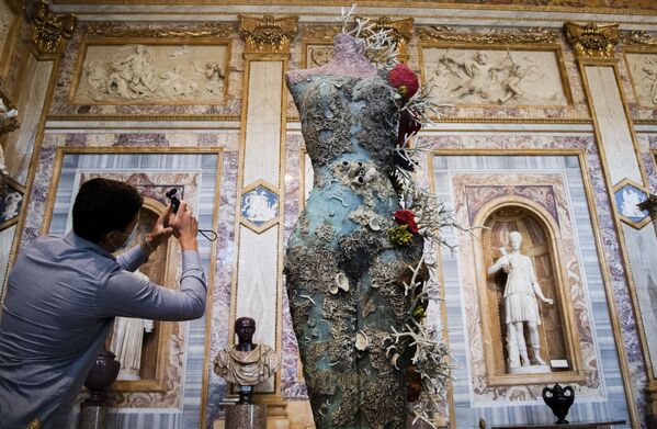 Visitante tira fotos de esculturas do artista britânico Damien Hirst, parte da exposição Archaeology Now na Galeria Borghese, em Roma, Itália, 7 de junho de 2021 - Sputnik Brasil