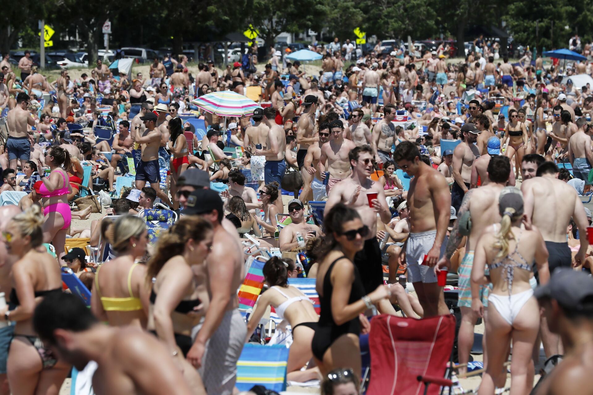 Multidão em praia urbana de South Boston, Massachussets, EUA, 5 de junho de 2021 - Sputnik Brasil, 1920, 09.11.2021