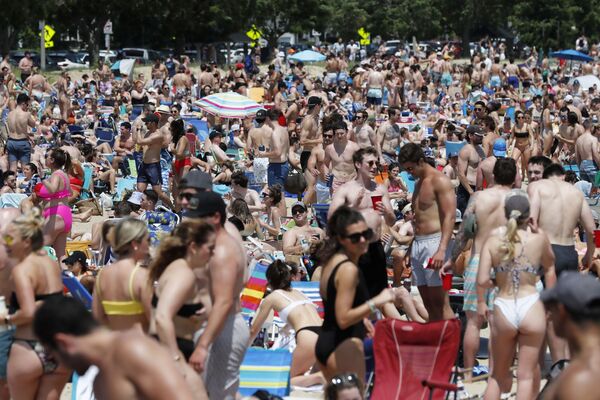Multidão em praia urbana de South Boston, Massachussets, EUA, 5 de junho de 2021 - Sputnik Brasil