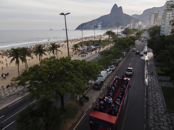 Músicos da Orquestra Mare tocam em caminhão durante turnê da Caravana da Esperança na praia de Ipanema, Rio de Janeiro, Brasil, 6 de junho de 2021 - Sputnik Brasil