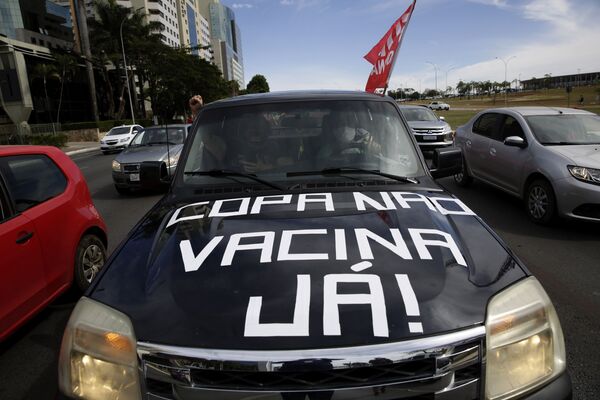 Manifestantes dirigem seu carro com inscrição protestando contra a realização da Copa América, em Brasília, Brasil, 6 de junho de 2021 - Sputnik Brasil