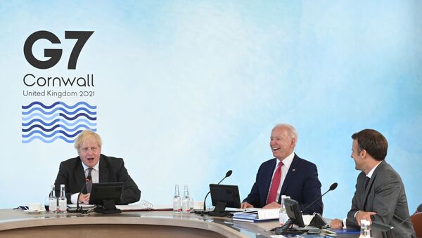 O primeiro-ministro britânico Boris Johnson (E), o presidente dos EUA Joe Biden (C) e o presidente da França Emmanuel Macron (D) participam de uma sessão de trabalho durante a cúpula do G7 em Carbis Bay, Cornualha, Reino Unido, em 12 de junho 2021 - Sputnik Brasil