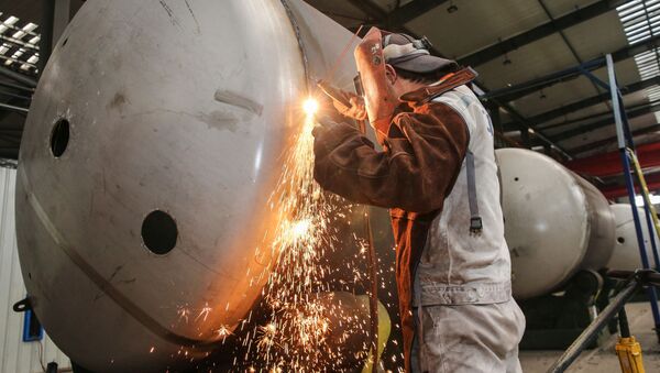 Trabalhador soldando tanques de armazenamento de gás natural liquefeito na China - Sputnik Brasil