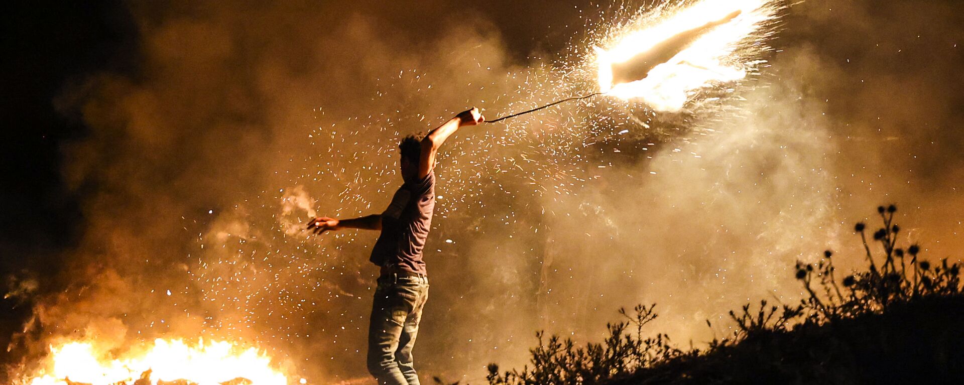 Manifestante palestino joga foguete em chamas contra forças de Israel durante manifestação a leste da Cidade de Gaza, na fronteira com Israel, 15 de junho de 2021. - Sputnik Brasil, 1920, 23.04.2022