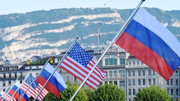 Bandeiras da Rússia e EUA em Genebra antes da cúpula entre Vladimir Putin e Joe Biden, 16 de junho de 2021 - Sputnik Brasil