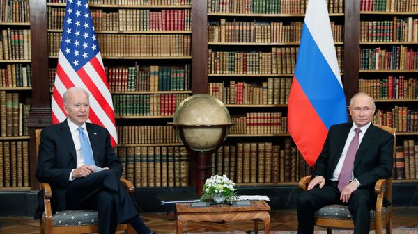 Joe Biden e Vladimir Putin durante as conversações em Genebra, 16 de junho de 2021 (foto de arquivo). - Sputnik Brasil