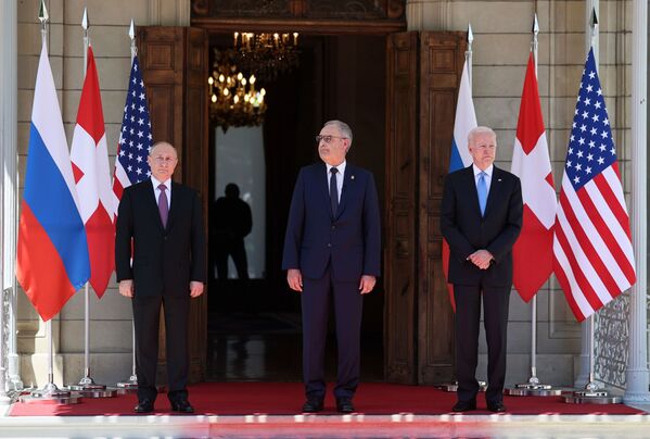 Vladimir Putin, presidente da Rússia (à esquerda), Guy Parmelin, presidente da Confederação Suíça (ao centro), e Joe Biden, presidente dos EUA (à direita), antes da cúpula Rússia-EUA na Villa la Grange em Genebra, Suíça, 16 de junho de 2021 - Sputnik Brasil