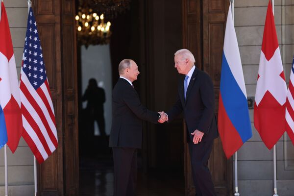 Vladimir Putin, presidente da Rússia, à esquerda, e Joe Biden, presidente dos EUA, se cumprimentam antes de sua reunião na Villa la Grange em Genebra, Suíça, 16 de junho de 2021 - Sputnik Brasil