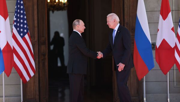 Vladimir Putin, presidente da Rússia, à esquerda, e Joe Biden, presidente dos EUA, se cumprimentam antes de sua reunião na Villa la Grange em Genebra, Suíça, 16 de junho de 2021 - Sputnik Brasil