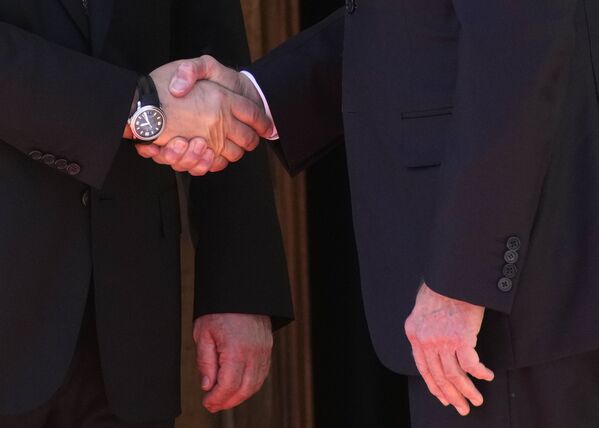 Vladimir Putin, presidente da Rússia, à esquerda, aperta a mão a Joe Biden, presidente dos EUA, antes de sua reunião na Villa la Grange em Genebra, Suíça, 16 de junho de 2021 - Sputnik Brasil