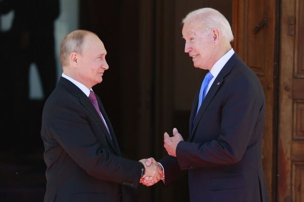 Vladimir Putin, presidente da Rússia, à esquerda, aperta a mão de Joe Biden, presidente dos EUA, antes de sua reunião na Villa la Grange em Genebra, Suíça, 16 de junho de 2021 - Sputnik Brasil
