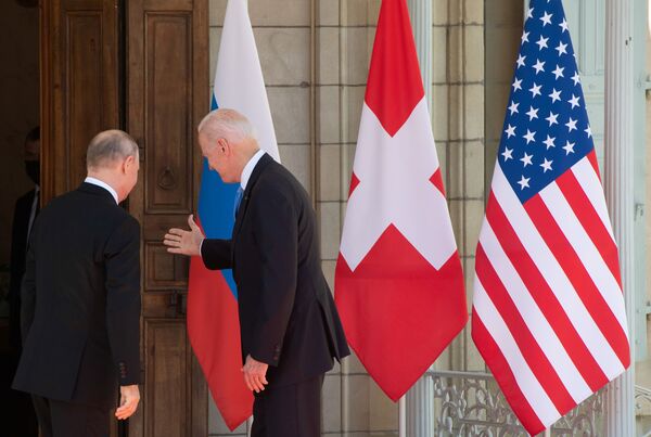 Vladimir Putin, presidente da Rússia (à esquerda), e Joe Biden, presidente dos EUA (à direita), antes da cúpula Rússia-EUA na Villa la Grange em Genebra, Suíça, 16 de junho de 2021 - Sputnik Brasil