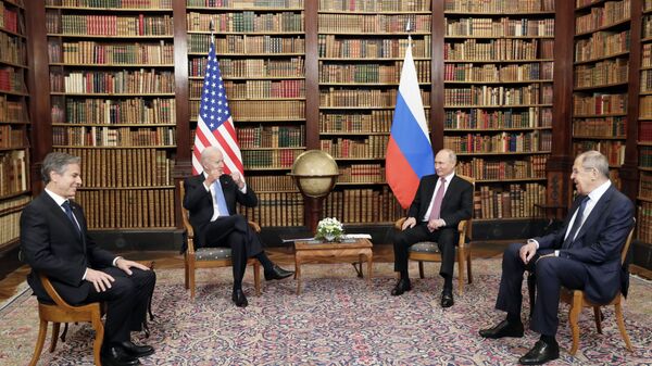 Antony Blinken, secretário de Estado dos EUA, Joe Biden, presidente dos EUA (ambos à esquerda), Vladimir Putin, presidente da Rússia, e Sergei Lavrov, ministro das Relações Exteriores da Rússia (à direita), posam para a imprensa antes da cúpula EUA-Rússia na Villa La Grange, em Genebra, Suíça, 16 de junho de 2021 - Sputnik Brasil