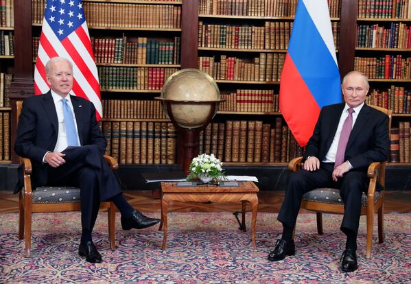 Vladimir Putin, presidente da Rússia, durante o encontro com Joe Biden, presidente dos EUA, na Villa La Grange em Genebra, Suíça, 16 de junho de 2021 - Sputnik Brasil