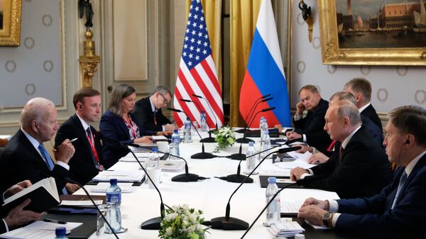 Delegações da Rússia e dos EUA participando da cúpula em Genebra, 16 de junho de 2021 - Sputnik Brasil