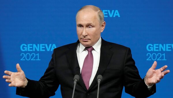Vladimir Putin, presidente da Rússia, gesticula enquanto fala durante coletiva de imprensa após seu encontro com Joe Biden, presidente dos EUA, na Villa La Grange em Genebra, Suíça, 16 de junho de 2021 - Sputnik Brasil