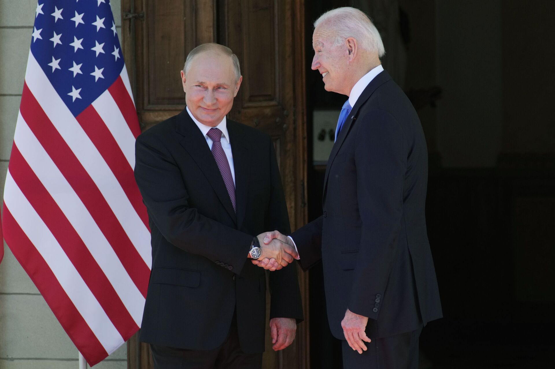  Presidente russo Vladimir Putin (à esquerda) aperta a mão de seu homólogo norte-americano Joe Biden durante cúpula EUA-Rússia em Genebra, Suíça, 16 de junho de 2021  - Sputnik Brasil, 1920, 22.02.2022