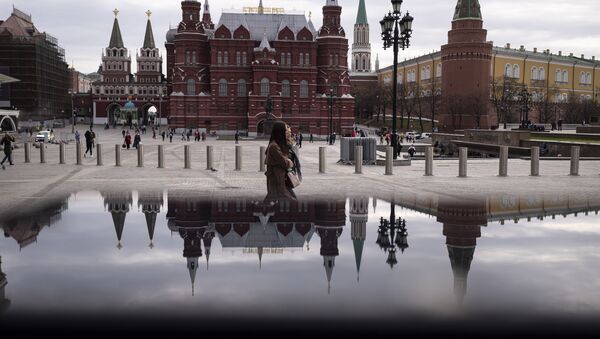 Pessoas caminham pela praça Manezh, com o Muro do Kremlin e o Museu de História ao fundo, em Moscou, Rússia, 19 de abril de 2021 - Sputnik Brasil