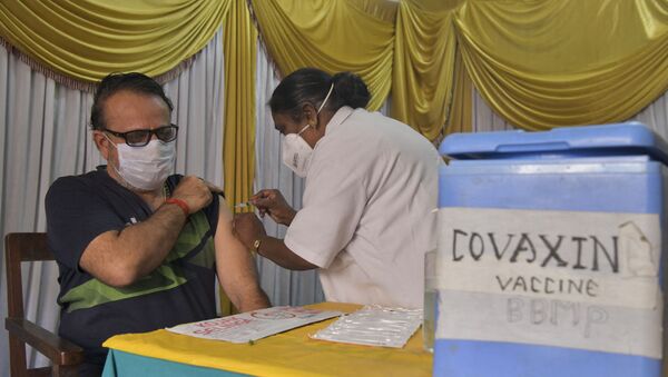 Homem é inoculado com uma dose da vacina Covaxin contra o novo coronavírus na Índia (foto de arquivo) - Sputnik Brasil