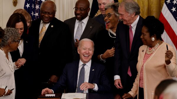 O presidente dos EUA, Joe Biden, ri com o vice-presidente Kamala Harris e membros do Congresso enquanto sanciona feriado federal, em Washington, EUA, em 17 de junho de 2021 - Sputnik Brasil
