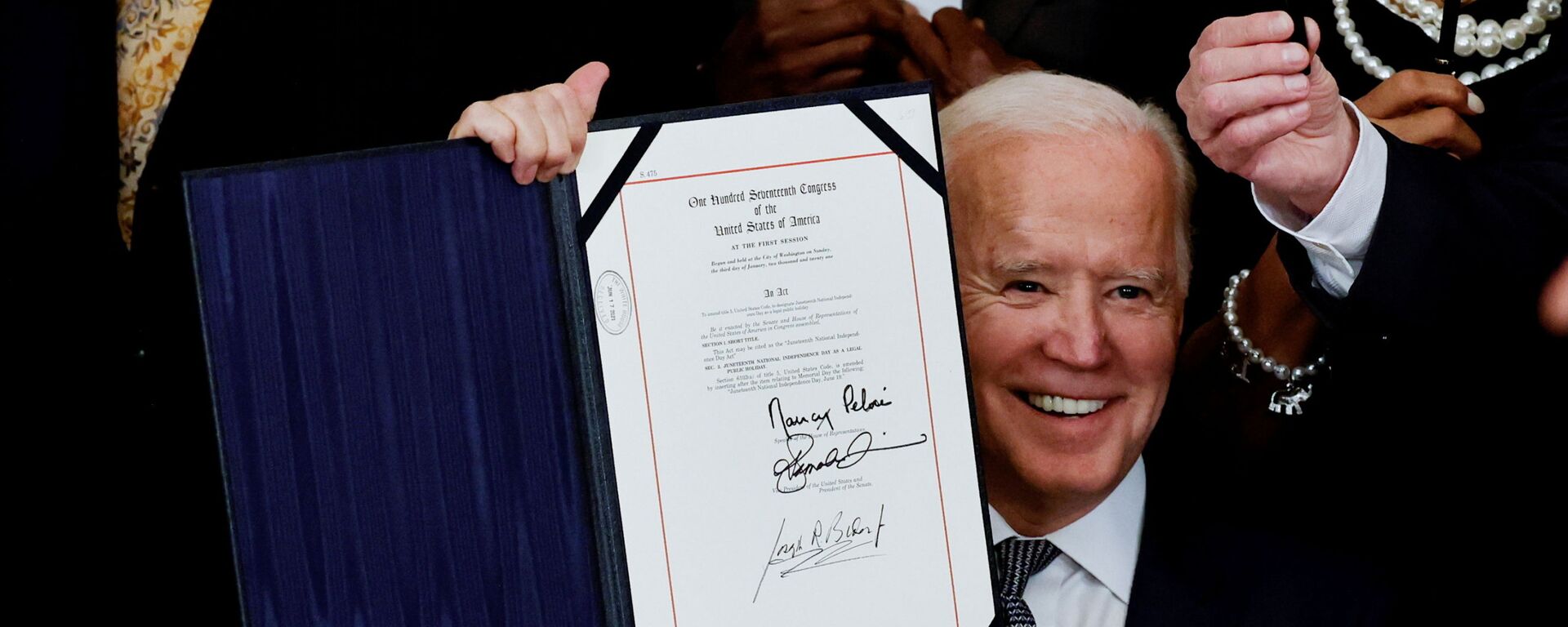 Joe Biden mostra assinatura em documento que torna o dia 19 de junho feriado federal em comemoração ao fim da escravidão nos EUA, Washington, 17 de junho de 2021 - Sputnik Brasil, 1920, 03.01.2022