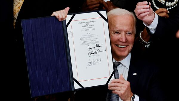 Joe Biden mostra assinatura em documento que torna o dia 19 de junho feriado federal em comemoração ao fim da escravidão nos EUA, Washington, 17 de junho de 2021 - Sputnik Brasil