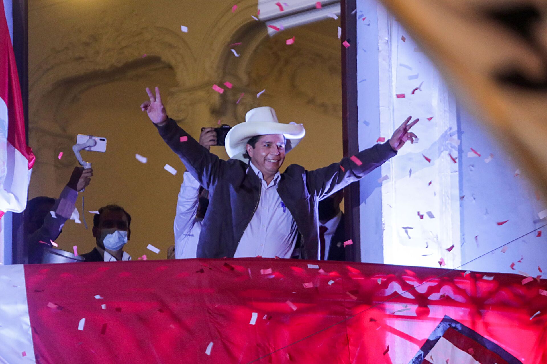 O candidato presidencial do Peru, Pedro Castillo, dirige-se a apoiadores na sede do partido Peru Livre em Lima, Peru, 15 de junho de 2021. - Sputnik Brasil, 1920, 29.03.2022