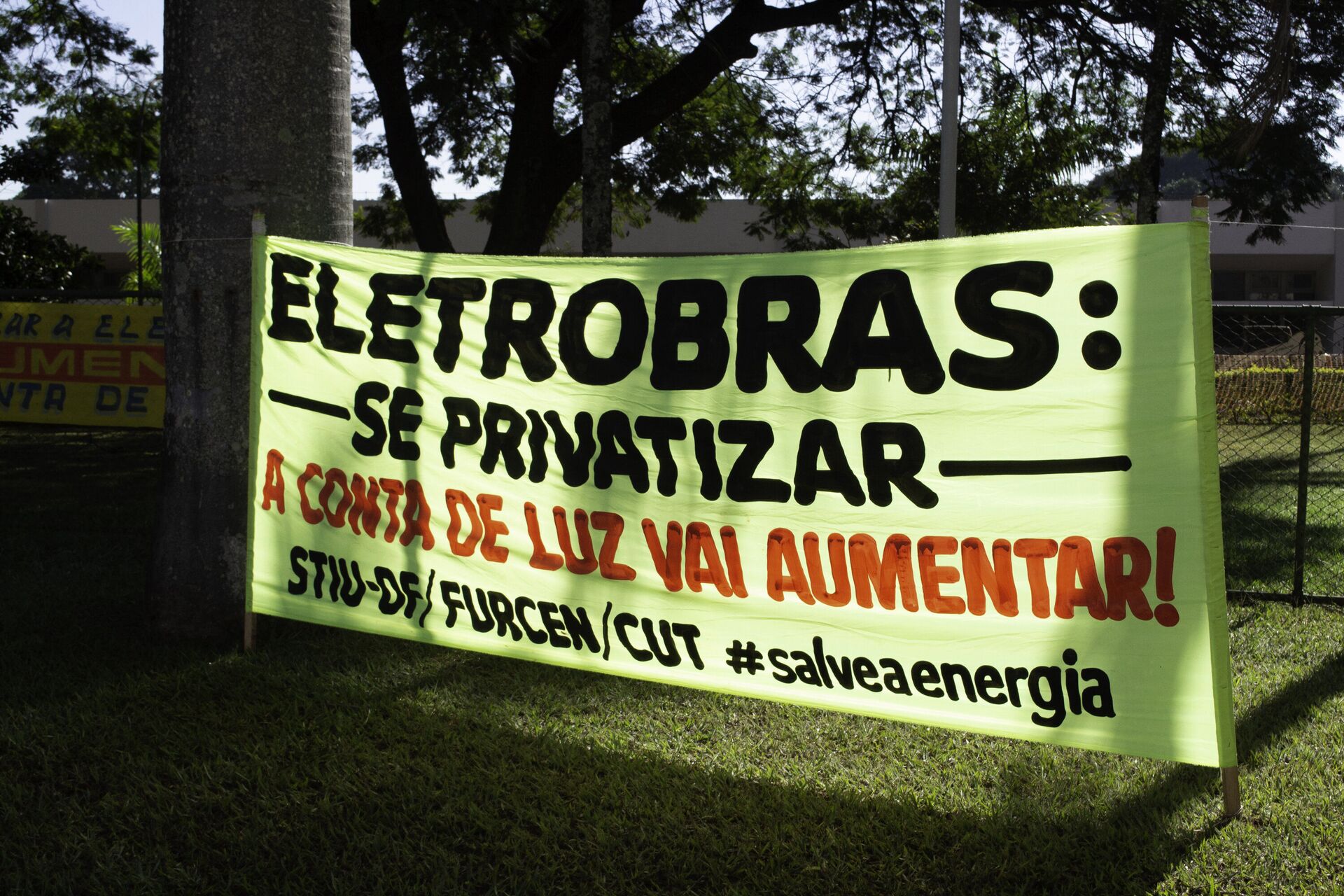 Faixas e cartazes durante protesto em frente ao Senado Federal, em Brasília, sobre votação da Medida Provisória, que trata da privatização da Eletrobras, 16 de junho de 2021 - Sputnik Brasil, 1920, 09.11.2021