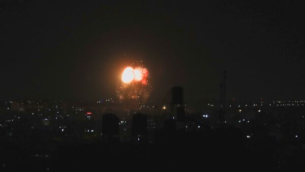 Fumaça e chamas após ataques aéreos israelenses contra Faixa de Gaza, 17 de junho de 2021 - Sputnik Brasil