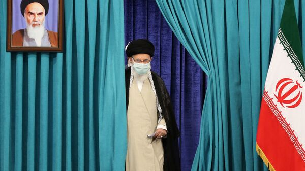 Líder supremo do Irã, aiatolá Ali Khamenei, à chegada para votar na eleição presidencial, 18 de junho de 2021 - Sputnik Brasil