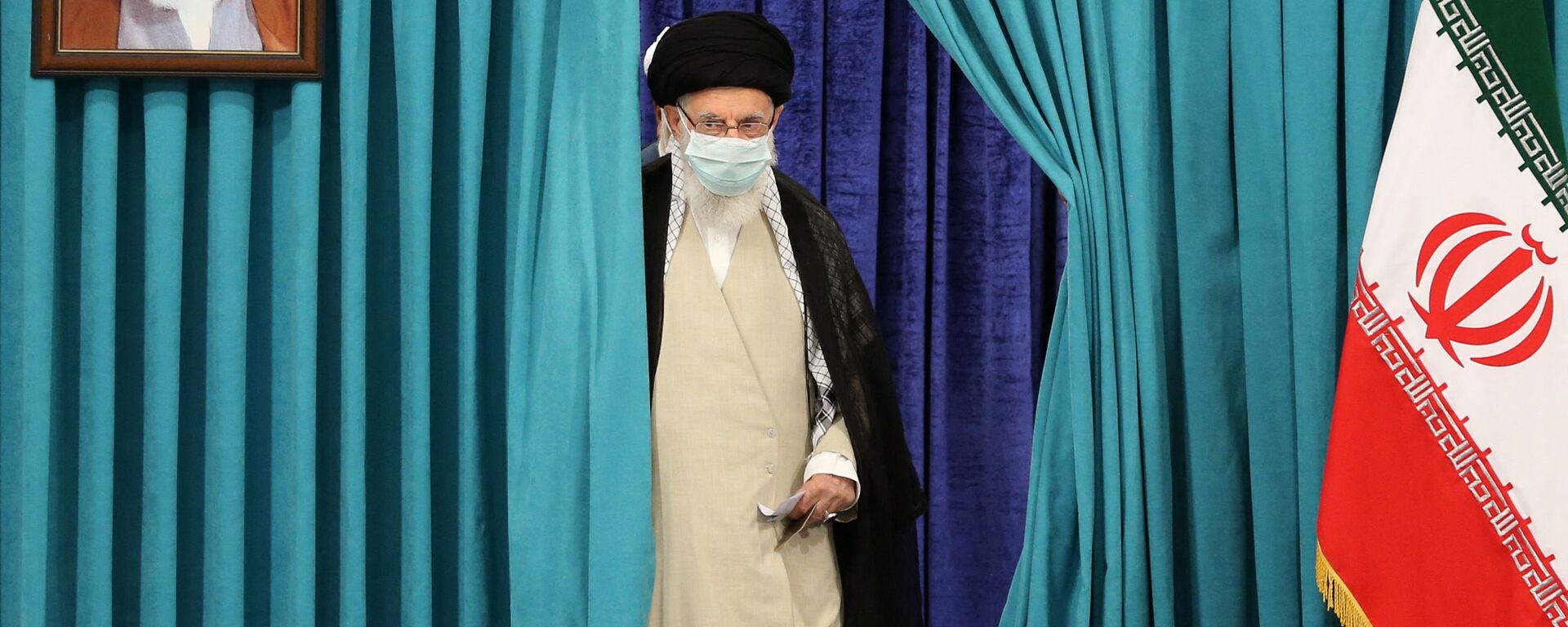 Líder supremo do Irã, aiatolá Ali Khamenei, à chegada para votar na eleição presidencial, 18 de junho de 2021 - Sputnik Brasil, 1920, 16.01.2022