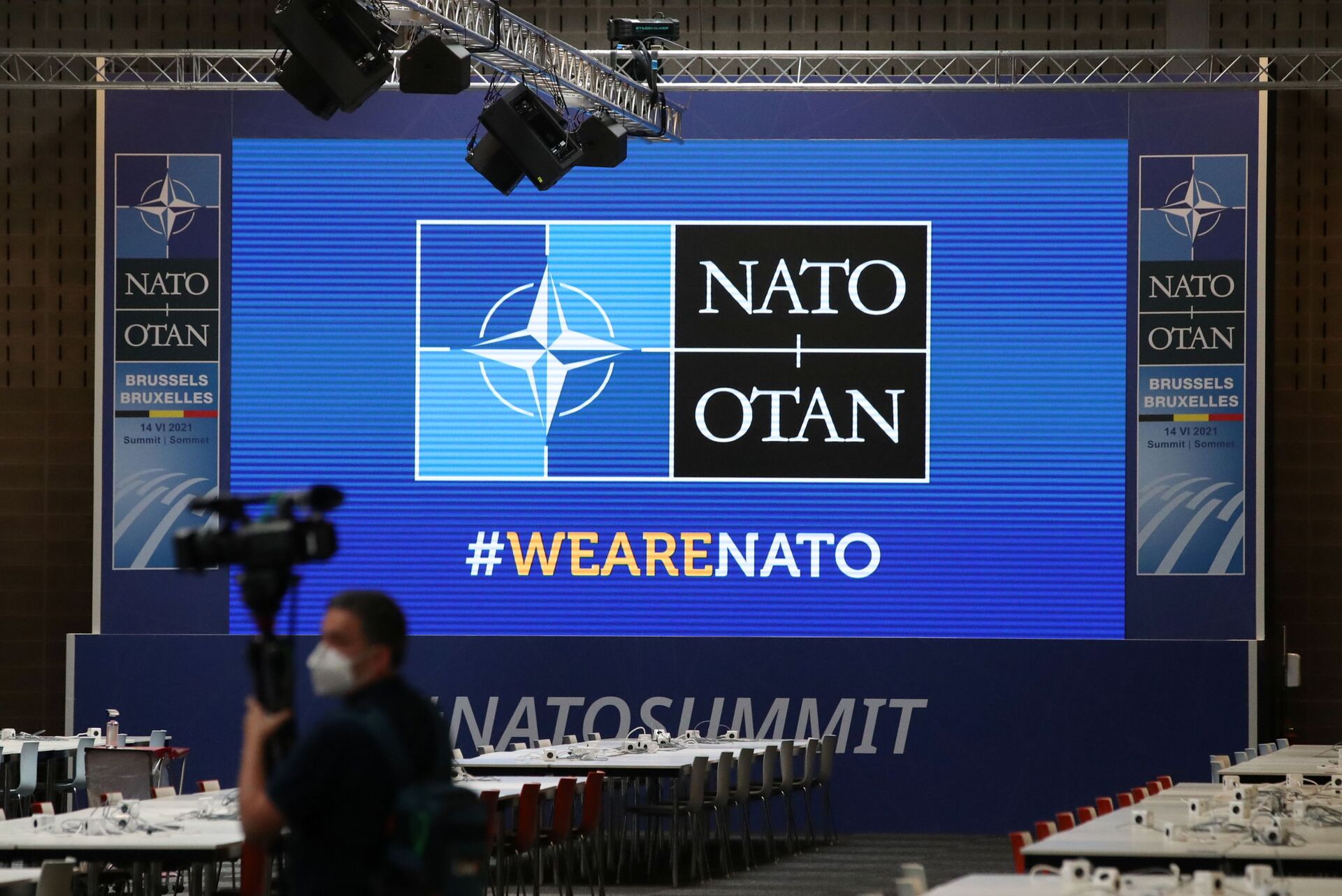 Operador de câmera em frente a uma tela antes de cúpula da OTAN, no centro de imprensa em Bruxelas, Bélgica, 13 de junho de 2021 - Sputnik Brasil, 1920, 09.11.2021