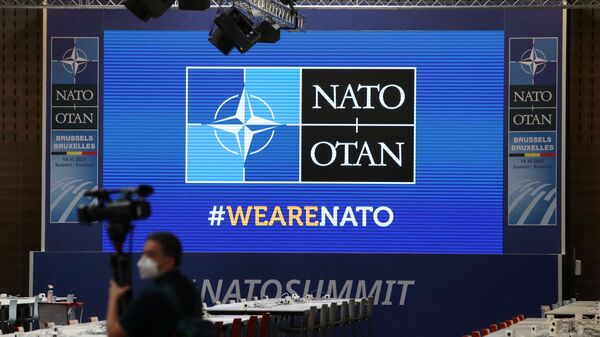 Operador de câmera em frente a uma tela antes de cúpula da OTAN, no centro de imprensa em Bruxelas, Bélgica, 13 de junho de 2021 - Sputnik Brasil