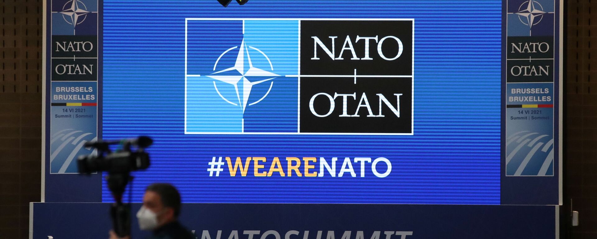 Operador de câmera em frente a uma tela antes de cúpula da OTAN, no centro de imprensa em Bruxelas, Bélgica, 13 de junho de 2021 - Sputnik Brasil, 1920, 08.02.2022