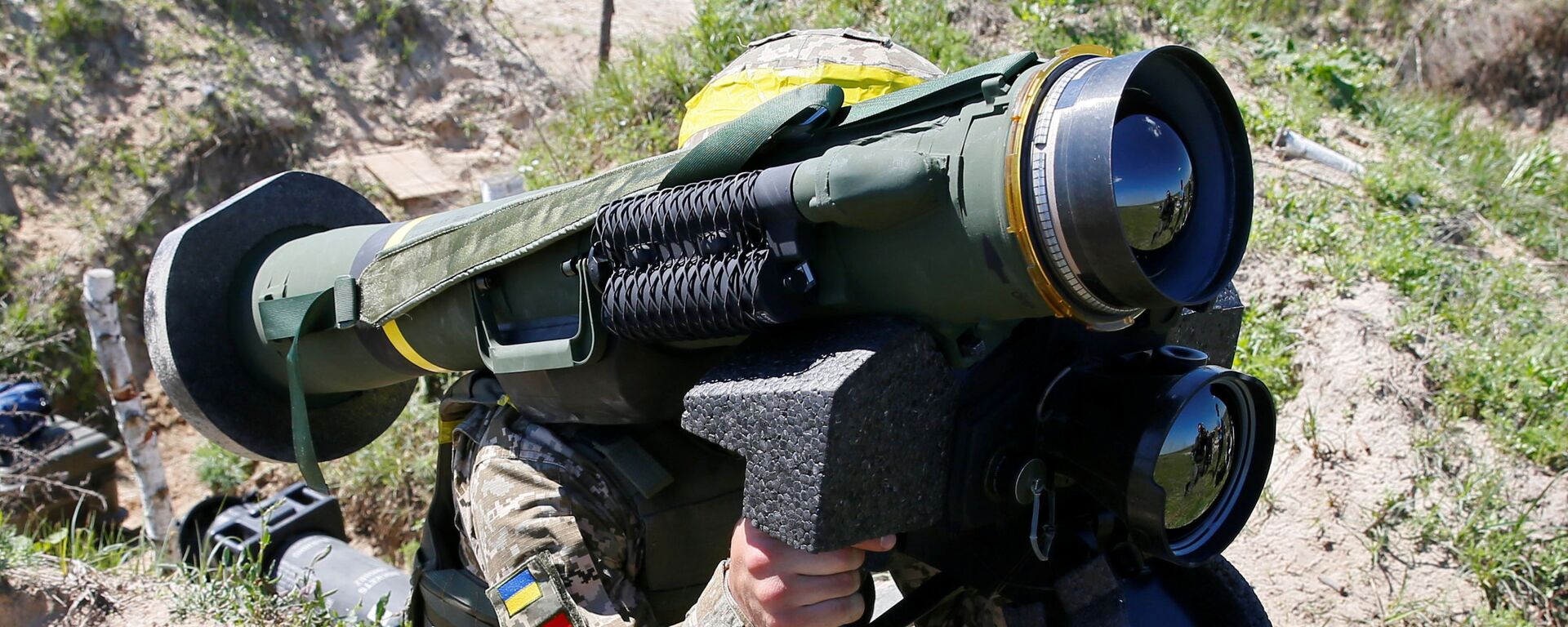 Soldado segura sistema de mísseis Javelin durante exercício militar em centro de treinamento das Forças Terrestres Ucranianas perto de Rivne, Ucrânia, 26 de maio de 2021 - Sputnik Brasil, 1920, 05.03.2022