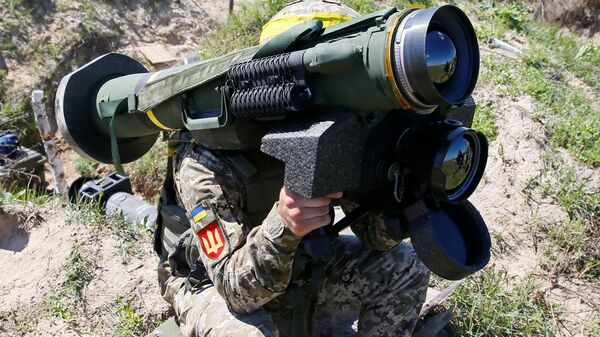 Soldado segura sistema de mísseis Javelin durante exercício militar em centro de treinamento das Forças Terrestres Ucranianas perto de Rivne, Ucrânia, 26 de maio de 2021 - Sputnik Brasil