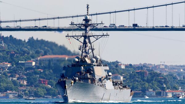 USS Laboon, destróier de mísseis guiados da Marinha dos EUA, zarpa no Bósforo, a caminho do mar Negro, em Istambul, Turquia, 11 de junho de 2021 - Sputnik Brasil