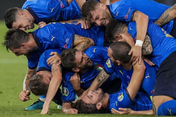 Jogadores italianos comemoram segundo gol durante partida da Eurocopa 2020 com a Suíça, no Estádio Olímpico em Roma, Itália, 16 de junho de 2021 - Sputnik Brasil