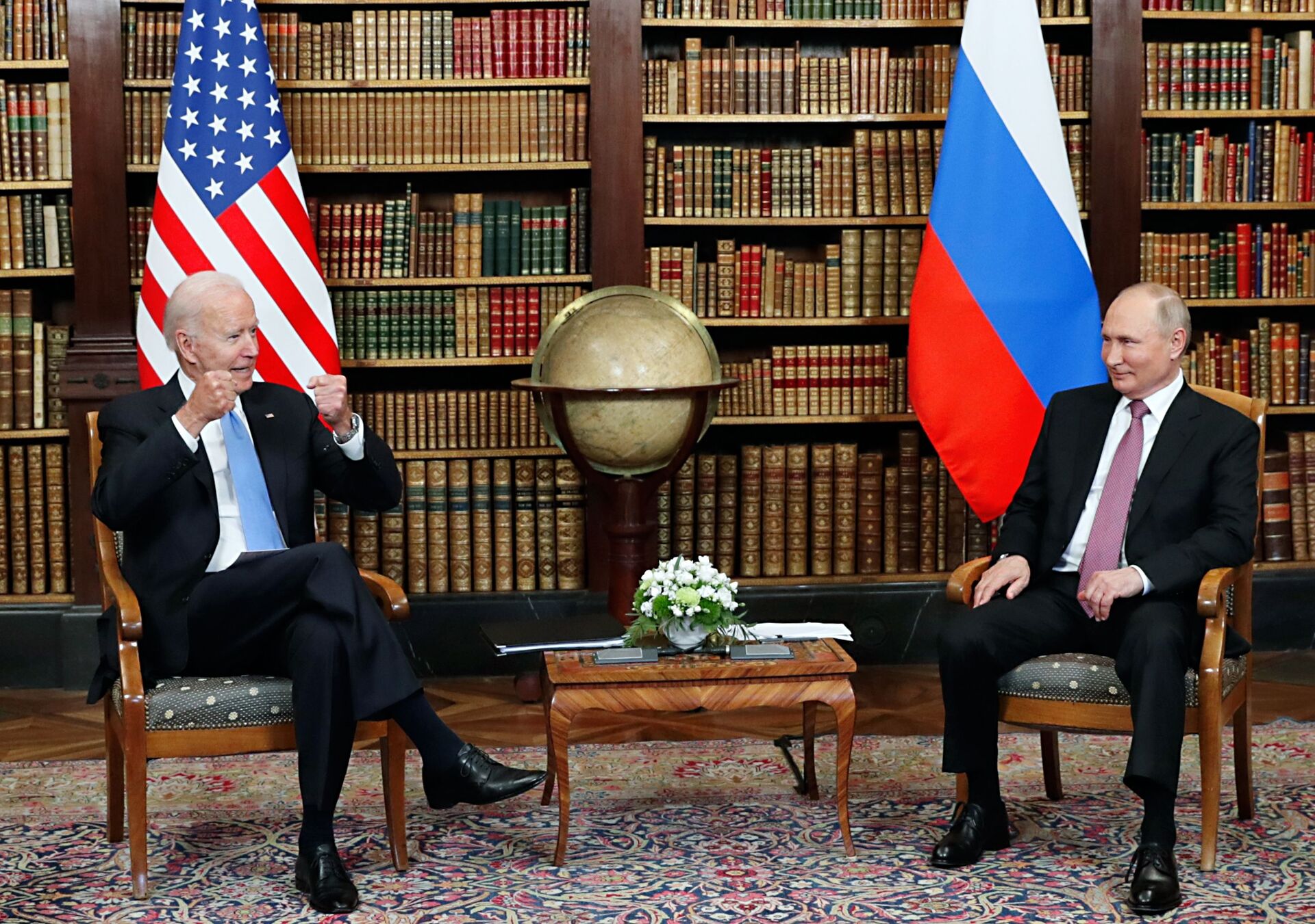 Vladimir Putin, presidente da Rússia (à direita), e Joe Biden, presidente dos EUA, durante cúpula na Villa La Grange, em Genebra, na Suíça, em 16 de junho de 2021 - Sputnik Brasil, 1920, 13.05.2022