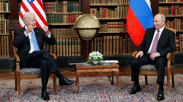 Vladimir Putin, presidente da Rússia (à direita), e Joe Biden, presidente dos EUA, durante cúpula na Villa La Grange, em Genebra, na Suíça, em 16 de junho de 2021 - Sputnik Brasil