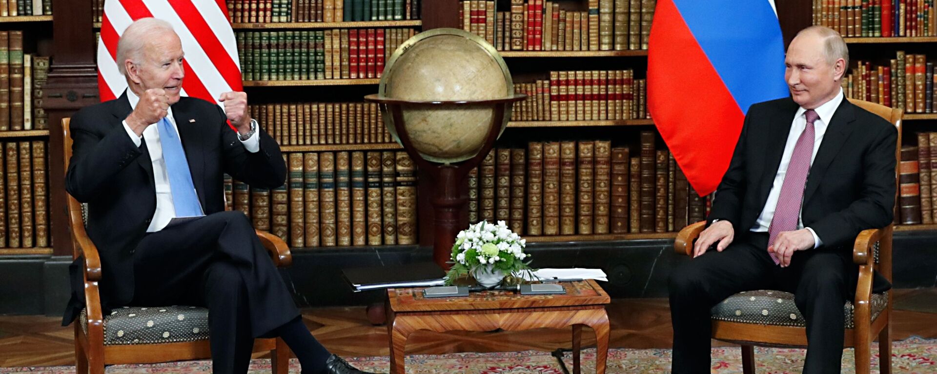 Vladimir Putin, presidente da Rússia (à direita), e Joe Biden, presidente dos EUA, durante cúpula na Villa La Grange, em Genebra, na Suíça, em 16 de junho de 2021 - Sputnik Brasil, 1920, 04.12.2021