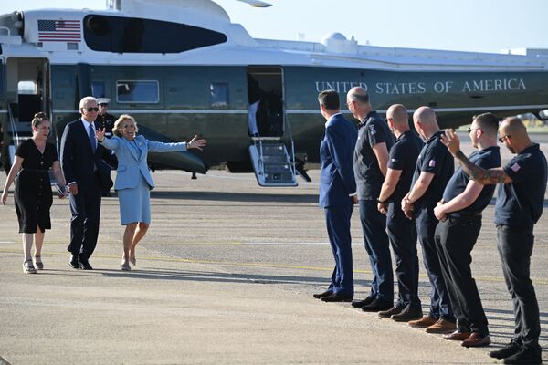 Joe Biden, presidente dos EUA, acompanhado da primeira-dama Jill Biden, chegam ao Aeroporto de Heathrow, oeste de Londres, Reino Unido, 13 de junho de 2021 - Sputnik Brasil