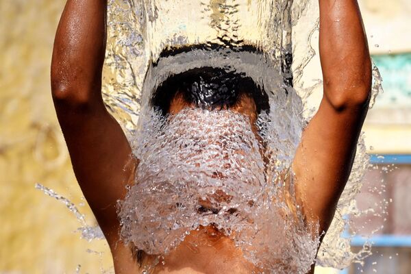 Homem toma banho ao ar livre em dia quente em Ajmer, estado de Rajasthan, Índia, 15 de junho de 2021 - Sputnik Brasil